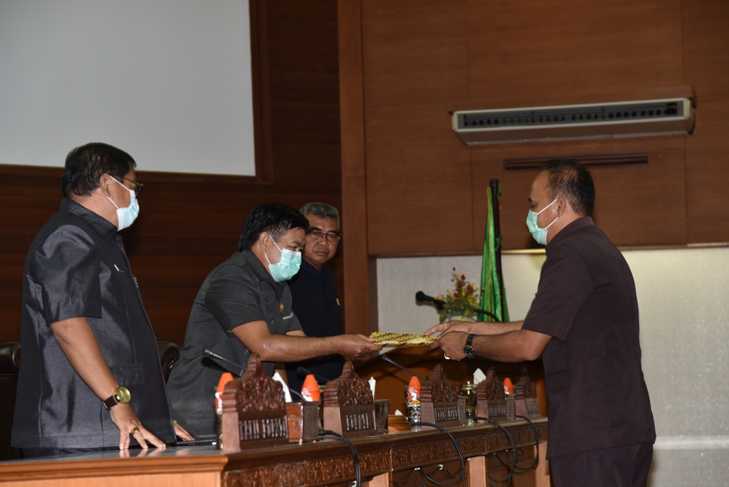 Setelah membacakan  pemandangan umum,  5  Fraksi DPRD Kubar  menyerahkan dokumen. Acara itu berlangsung dalam Rapat Paripurna XX Masa Sidang III Tahun 2021 Di Ruang Sidang Utama, Gedung DPRD, Sendawar, Senin 22 November 2021. (Foto : Istimewa)
