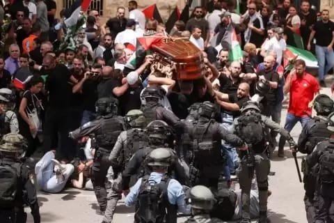Polisi Israel serang proses pemakaman jurnalis Shireen Abu Akleh secara brutal. Foto/Al Arabiya