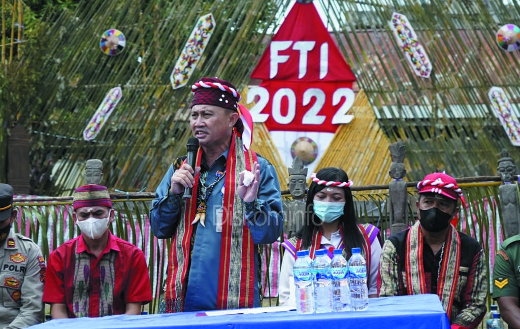 Pembukaan Festival Tanjung Isuy (FTI) 2022 dibuka secara langsung oleh Kepala BKAD Kutai Barat, Sahadi Shut MSi, mewakili Pemkab Kubar. Foto : Welin (Diskominfo).