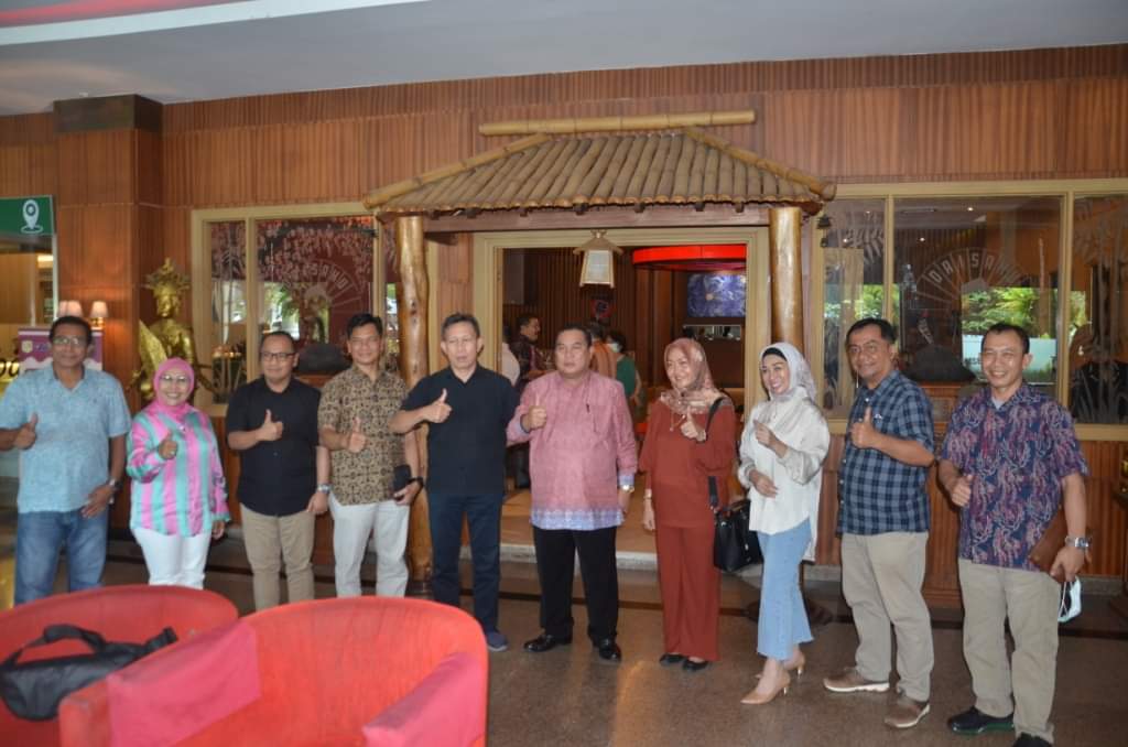 Bupati Kubar FX Yapan bersama Tim Satgas IKN dan Ikatan Alumni Untag Samarinda, seusai dialog terkait peran Kubar sebagai mitra IKN, Hotel Bumi Senyiur, Samarinda, Sabtu 12 November 2022. (Foto: Dok. Istimewa).
