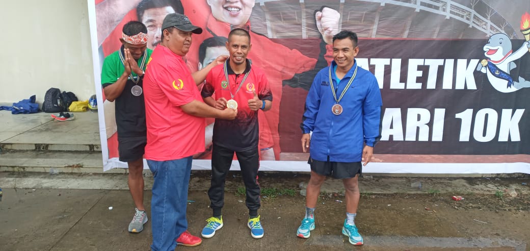 Atlet Korpri Kubar, Zainal menerima medali emas dalam ajang Bapor Korpri di Tenggarong, Kutai Kartanegara, Selasa 29 November 2022. (Foto: Dok. Istimewa).