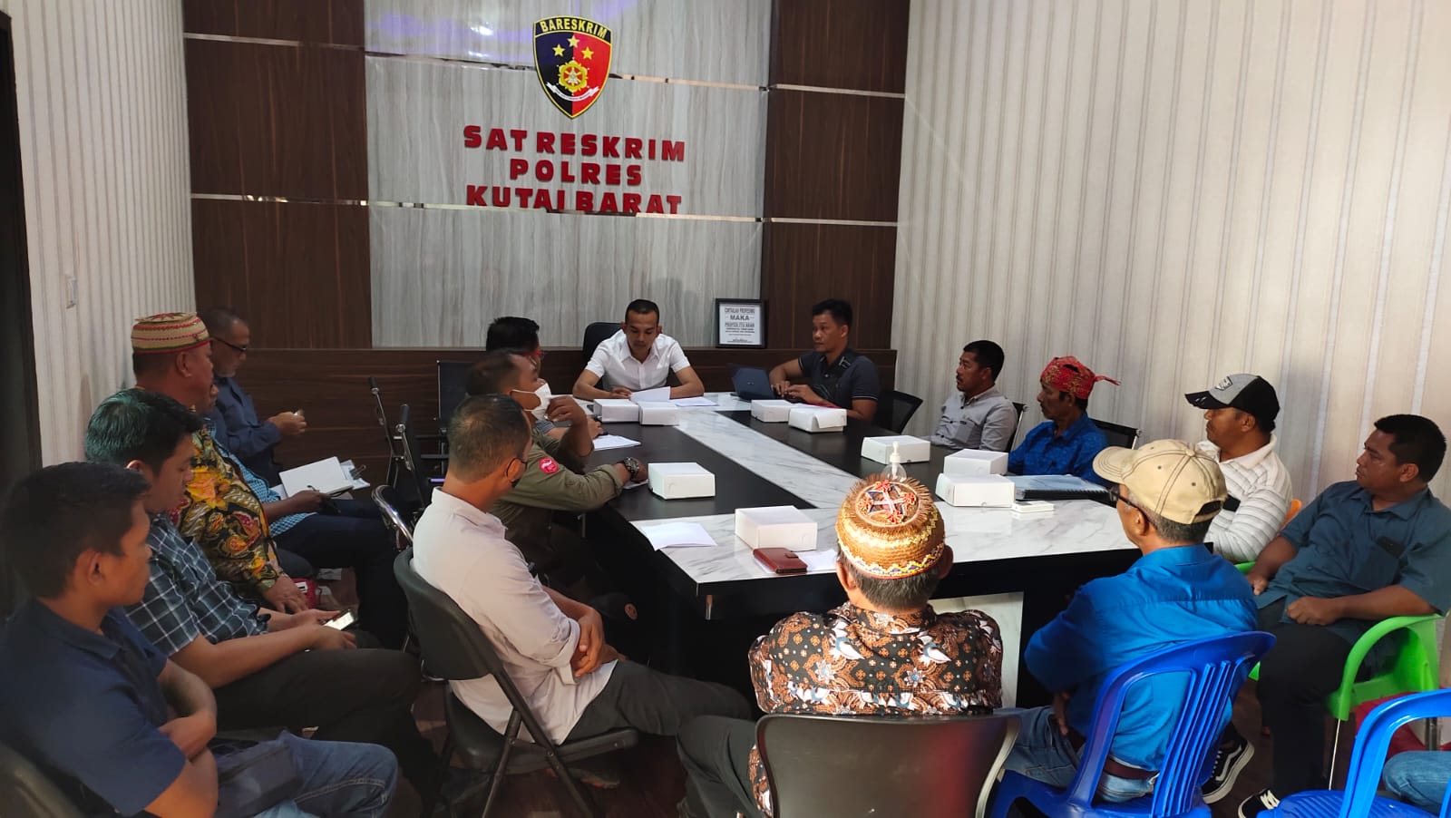 Mediasi antara masyarakat adat Kampung Danum Paroy dengan PT NGU 5 belum membuahkan hasil. Pertemuan di ruang Restorative Justice Satreskrim Polres Kubar, Sendawar, Rabu 7 Desember 2022. (Foto: Dok. Istimewa).