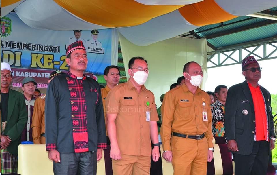 Kepala BKAD Kubar, Sahadi SHut MSi, melakukan serah terima sarana prasarana pertanian kepada para Kelompok Tani di BPU Kecamatan Bongan, Selasa 13 Desember 2022. (Foto: Dok. Istimewa).