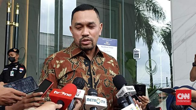 Wakil Ketua Komisi III DPR RI Ahmad Sahroni meminta aparat kepolisian berhati-hati dalam menerapkan pasal-pasal KUHP yang baru. (CNN Indonesia/ Michael Josua)