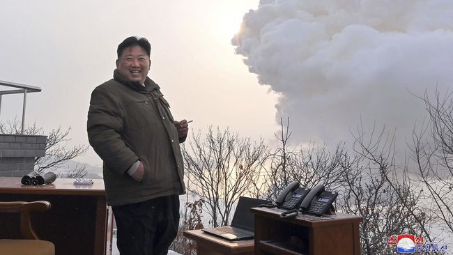Gaya Kim Jong Un girang sembari merokok mengawasi langsung uji coba rudal baru berbahan bakar oksigen padat. (AP/)