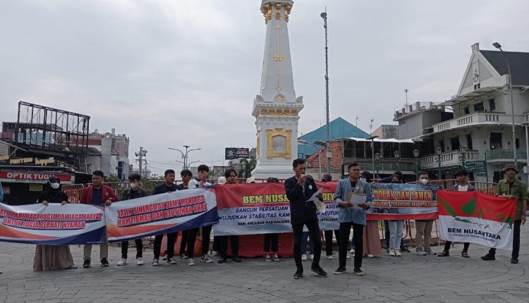 BEM Nusantara DIY melakukan Aksi Damai dan pernyataan sikap di Tugu Pal Putih Jogja - (Foto: Christina Dewi/Bernas.id)