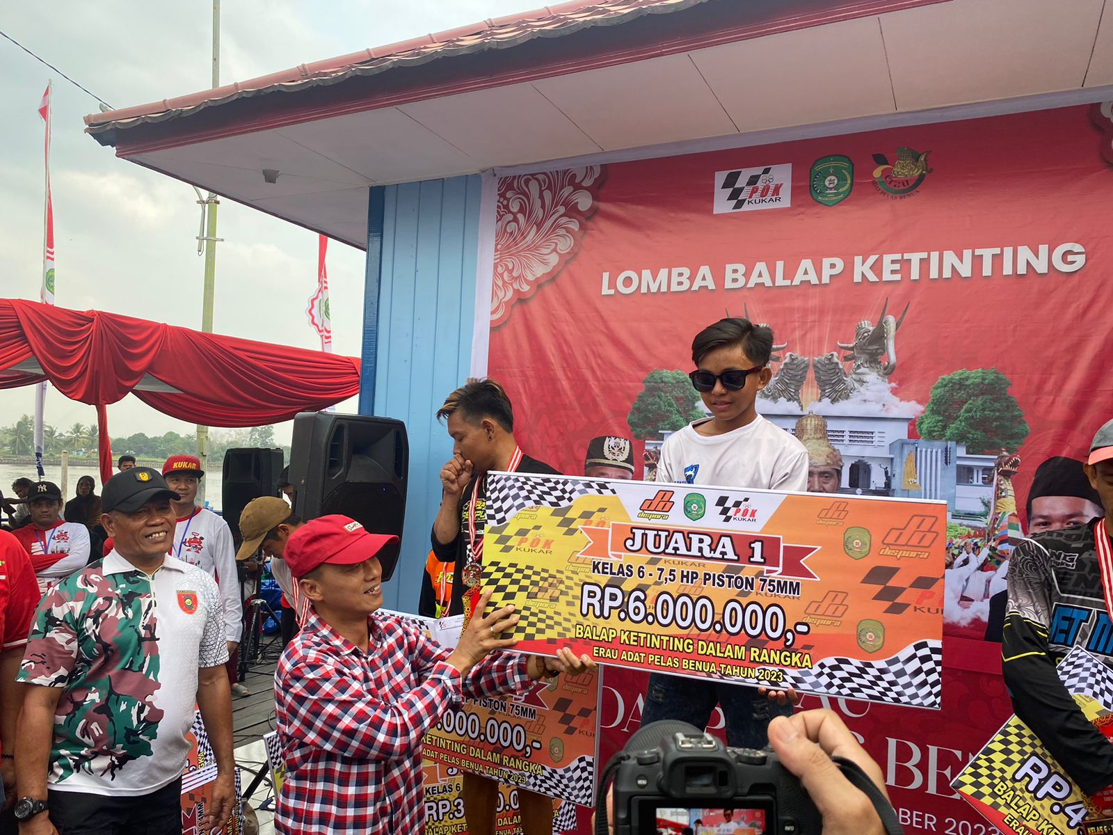 Asisten II Setkab Kukar Wiyono saat memberikan hadiah perlombaan.(Foto: Dok.Istimewa).
