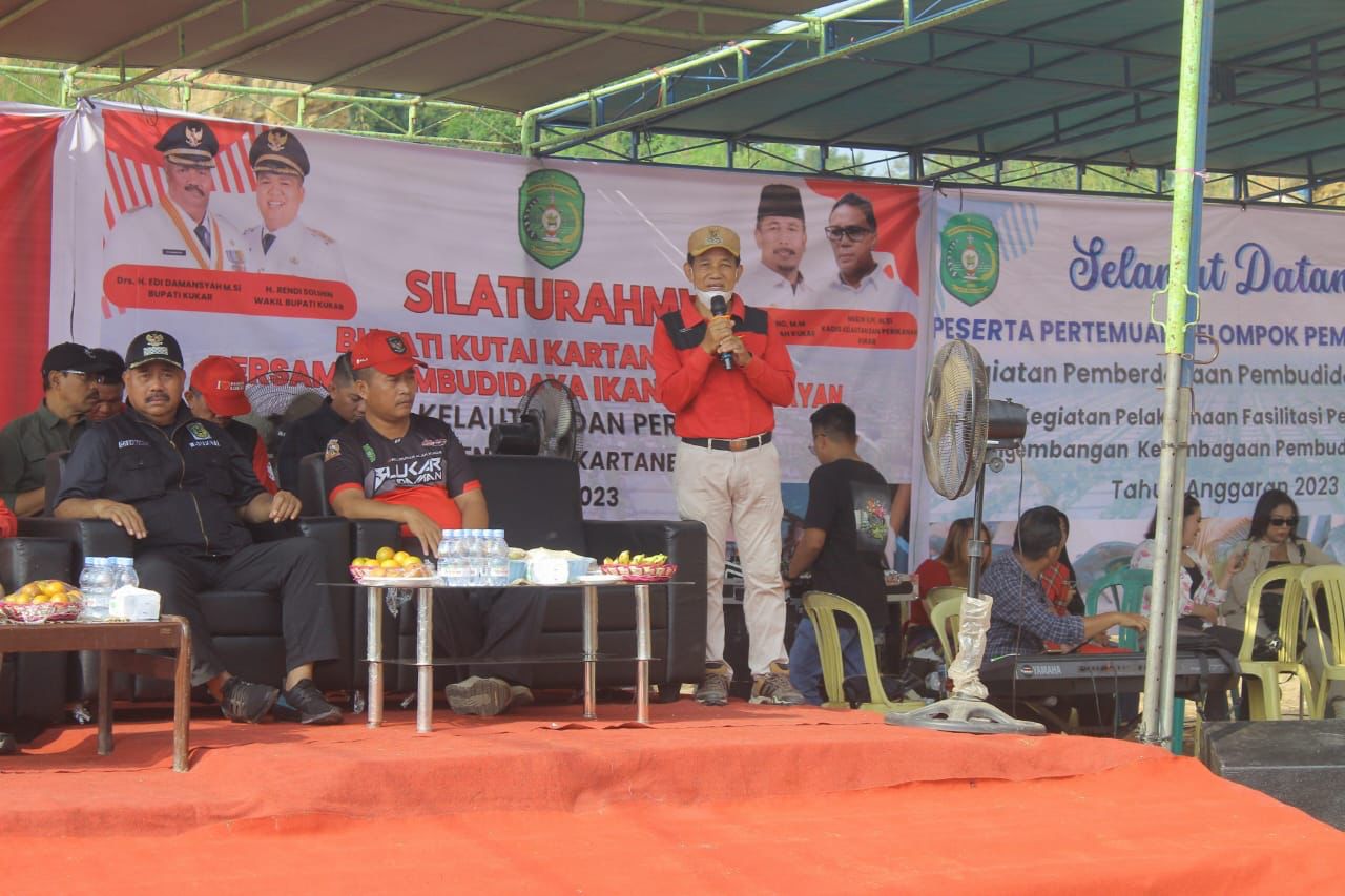 Lurah Mangkurawang Sufiansyah saat mendampingi Bupati Edi Damansyah menyerahkan bantuan.(Foto: Dok. Istimewa).