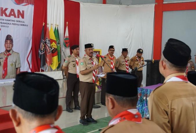 Bupati Kukar Edi Damansyah saat melantik pengurus Kwarran Kecamatan Sebulu.(Foto: Dok. Ist).