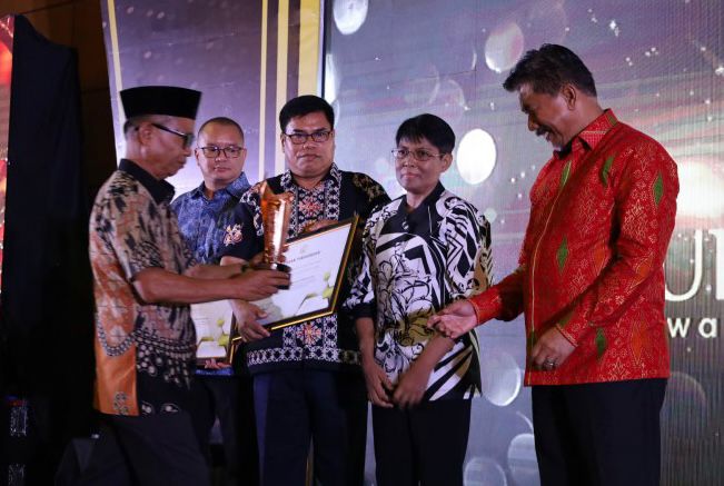 Sekda Sunggono saat menerima penghargaan Mulawarman University Award 2023 di Hotel Puri Senyiur Samarinda. (FFoto: Dok. Istimewa).