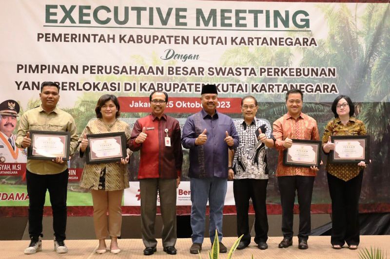 Bupati Kukar Edi Damansyah bersama beberapa manajemen Perusahaan Kepala Sawit. (Foto: Dok. Istimewa).